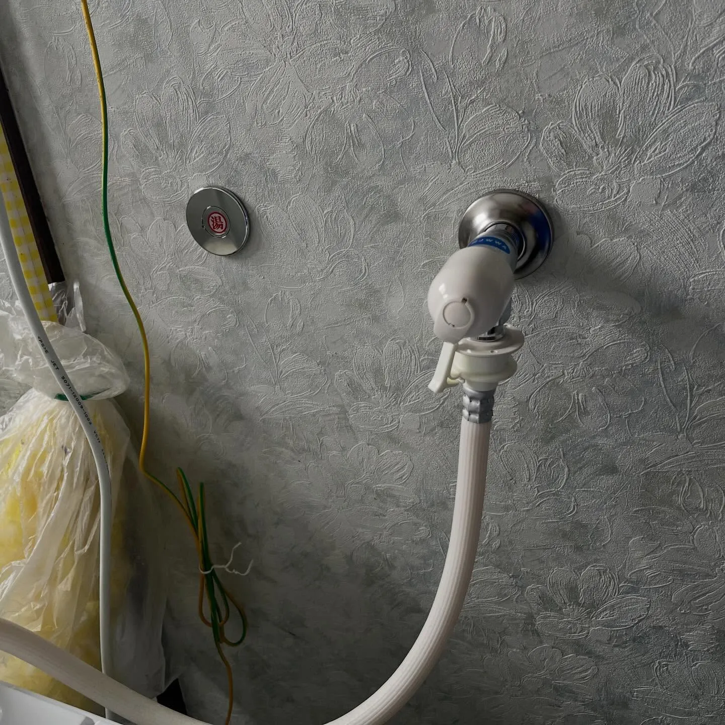 五所川原市金木町で洗濯混合栓から水漏れしてるとのご相談をいた...