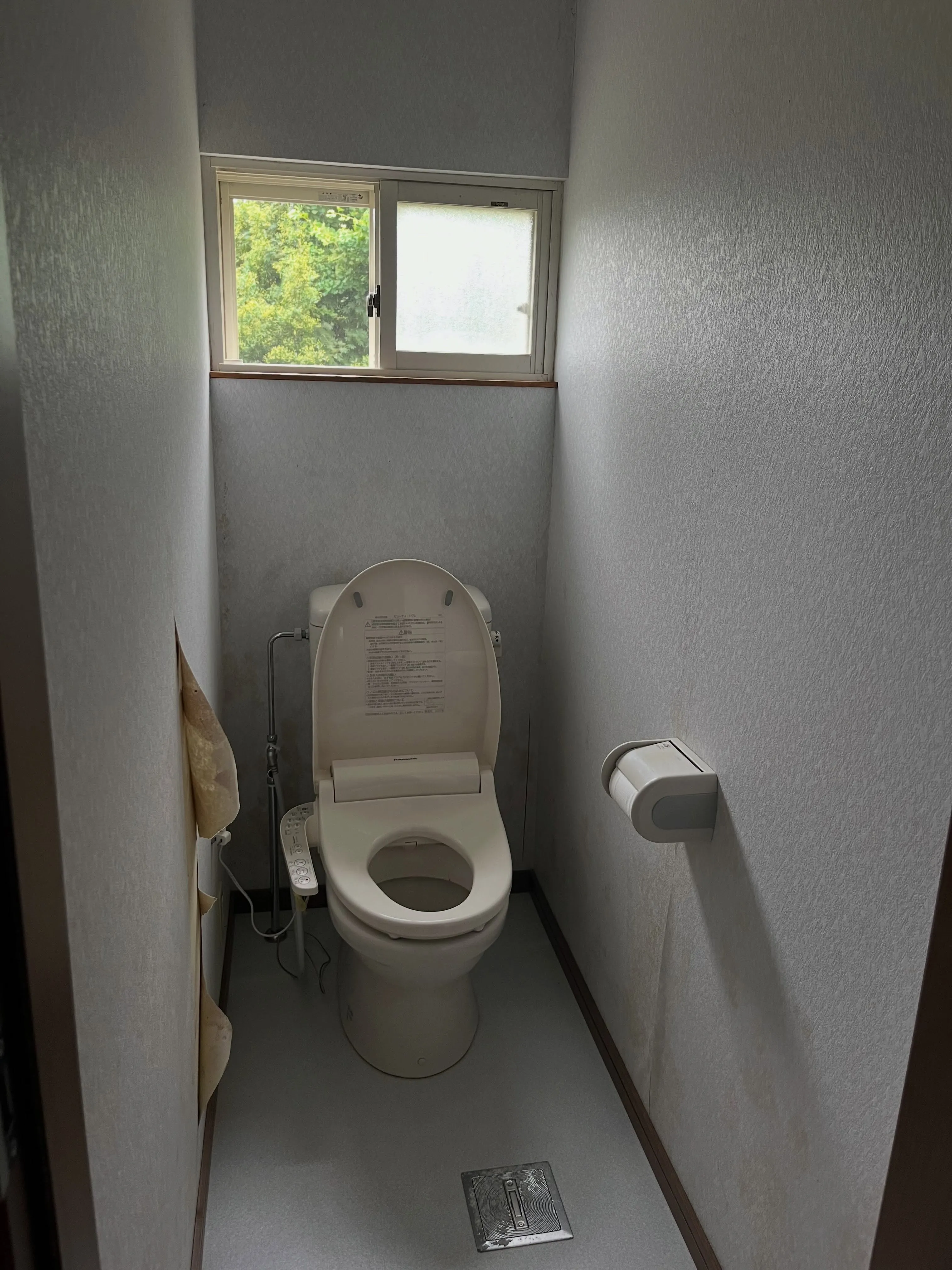 北津軽郡中泊にてトイレ交換、クロス、クッションフロア張替え、...